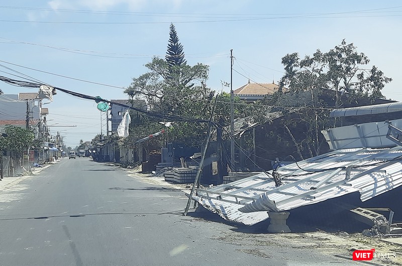Nhà cửa đổ rạp sau khi cơn bão số 9 đi qua
