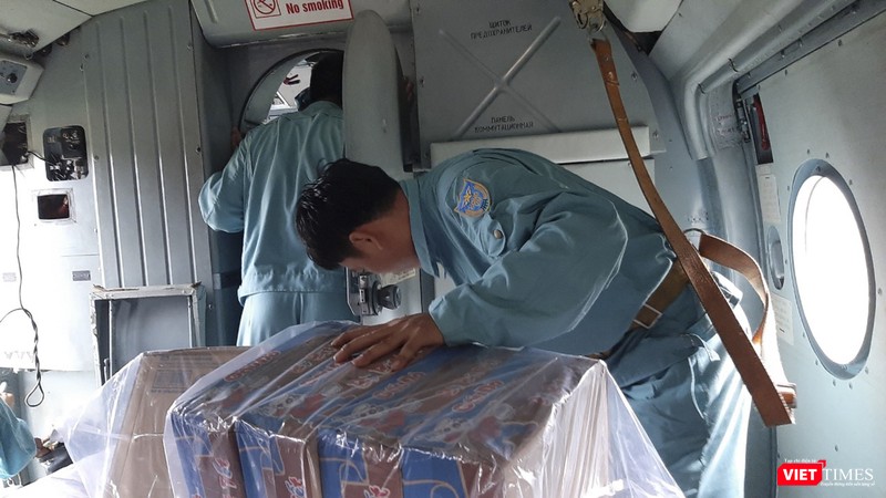 Các loại nhu yếu phẩm, thuốc men được chất trên máy bay