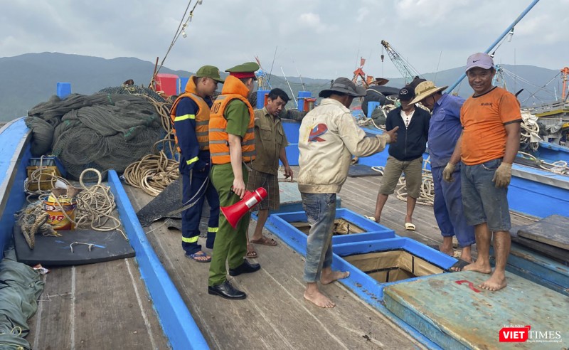 Lực lượng công an hướng dẫn ngư dân neo đậu tàu thuyền và đảm bảo an toàn khi bão số 13 gây ảnh hưởng