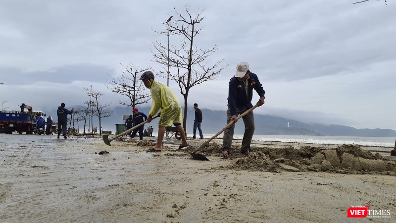 Dọn dẹp cát tấp vào bờ
