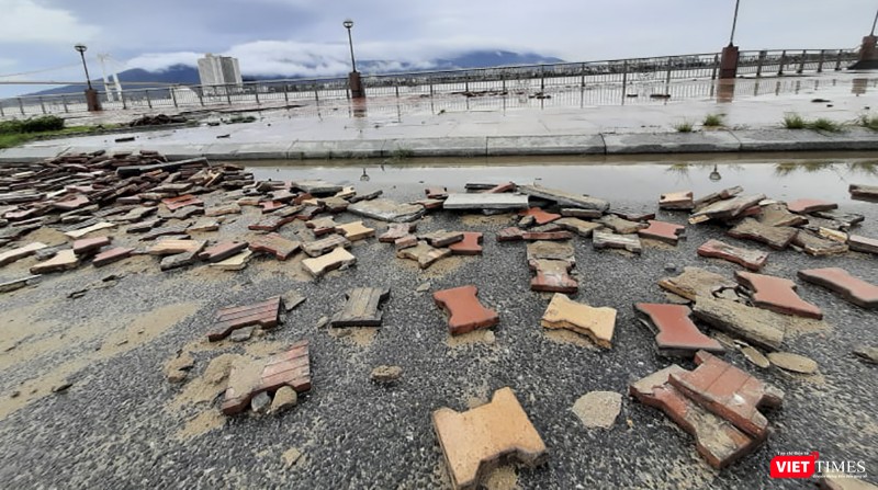 Gạch vỉa hè bị sóng đánh bong tróc