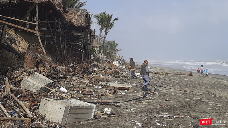 Bãi biển An Bàng (Hội An) tan nát sau bão số 13