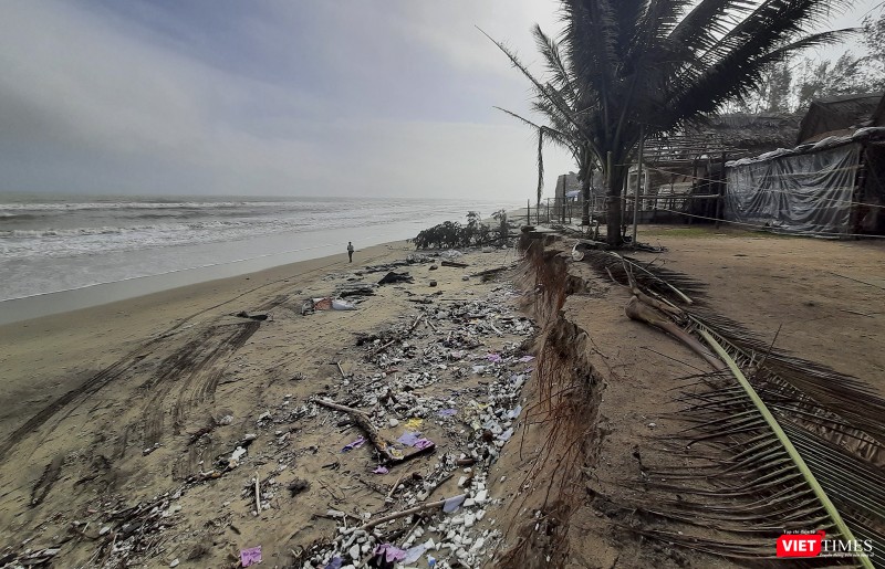 Cả bãi biển dài hàng km bị sóng đánh nham nhở