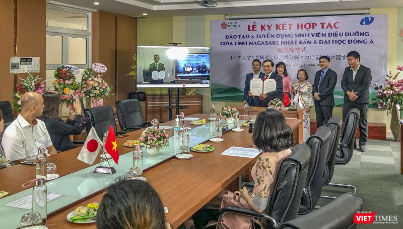 Quang cảnh buổi lễ ký kết trực tuyến giữa Phòng Phúc lợi & chăm sóc sức khỏe tỉnh Nagasaki (Nhật Bản) và Đại học Đông Á (Đà Nẵng) diễn ra sáng ngày 20/11