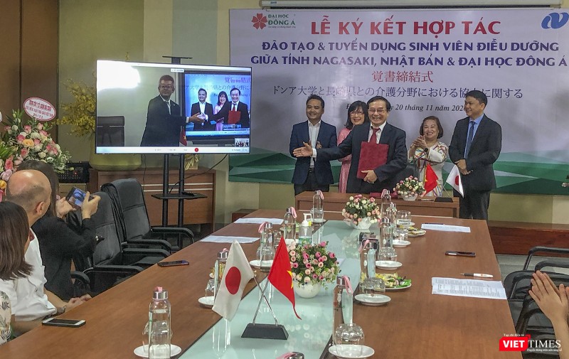 Ông Nakata Katsumi – Trưởng Phòng Phúc lợi &amp; chăm sóc sức khỏe tỉnh Nagasaki (Nhật Bản) và ông Lương Minh Sâm – Chủ tịch Hội đồng trường Đại học Đông Á bắt tay sau lễ ký kết