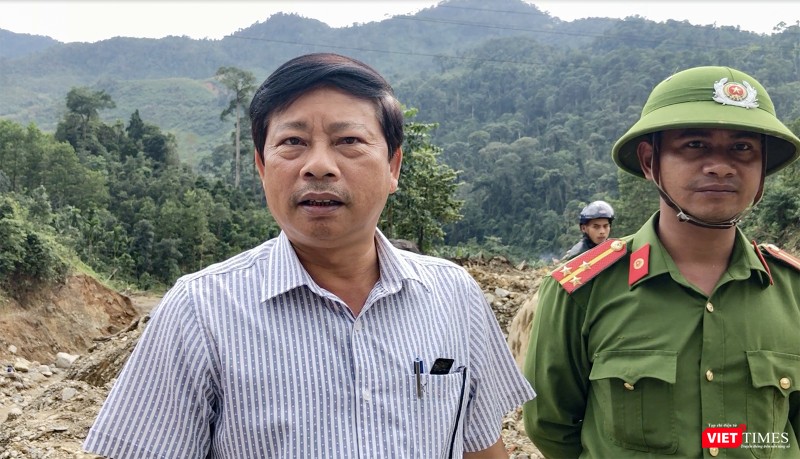 Ông Trần Văn Mẫn - Phó Chủ tịch UBND huyện Bắc Trà My luôn túc trực tại hiện trường tìm kiếm các nạn nhân mất tích