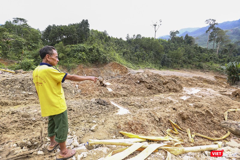 Ông Hồ Văn Đề chỉ về dấu tích ngôi nhà với 8 người thiệt mạng và mất tích.