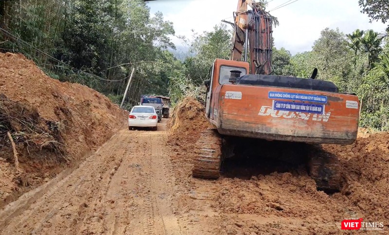 Sạt lở đất luôn rình rập trên cung đường đến Trà Leng