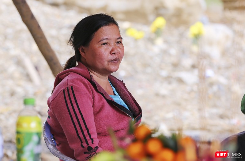 Chị Đoàn Thị Ngọc đã khóc cạn nước mắt sau những ngày dài mòn mỏi tìm kiếm người thân