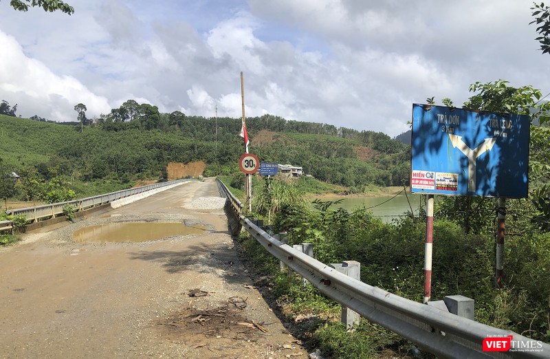 Mất chừng 3 tiếng đồng hồ từ TP Tam Kỳ theo hướng QL40B, chúng tôi cũng đã đến Trà leng