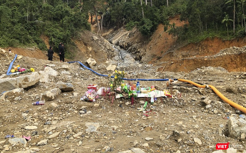 Bàn thờ tập thể ngay tại hiện trường vụ sạt lở