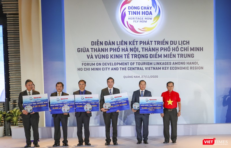 Đại diện báo Người Lao Động tặng cờ cho ngư dân các tỉnh miền Trung