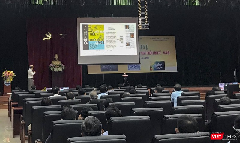 GS.TS.Hồ Tú Bảo - Giám đốc Phòng thí nghiệm Khoa học dữ liệu, Viện nghiên cứu cao cấp về Toán học (kiêm Giám đốc học khoa học Viện John Von Neuman, Đại học quốc gia TP HCM) trình bày tại sự kiện