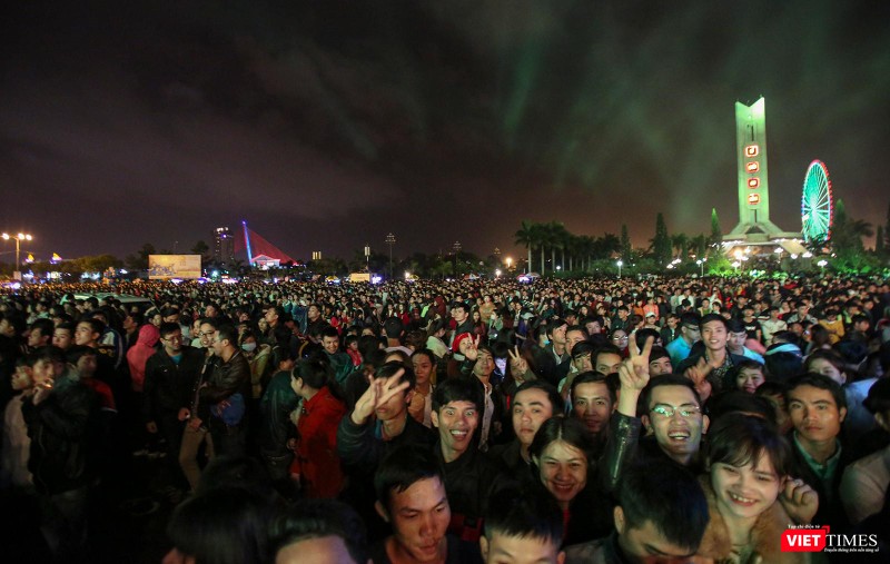 Người dân và du khách tham dự đại tiệc Chào năm mới ở Đà Nẵng