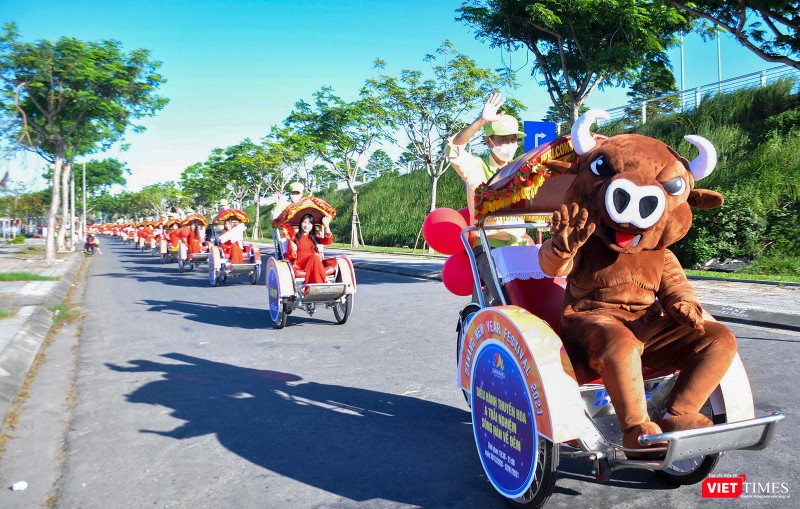 Đoàn xe diễu hành để khởi đầu cho chuỗi các sự kiện chào năm mới 2021 ở Đà Nẵng