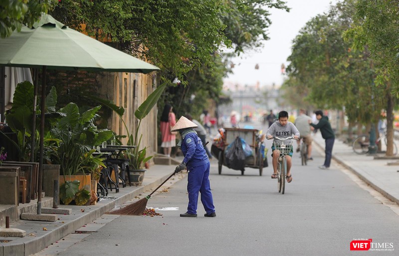 Những công nhân vệ sinh vẫn cần mẫn để giữ cho Hội An luôn sạch