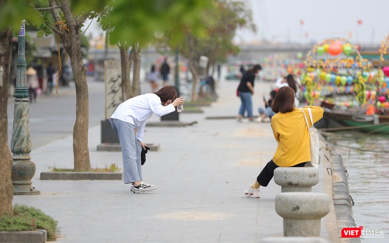 Các bạn trẻ lưu lại những kỷ niệm tại Hội An trong những ngày cuối năm 2020