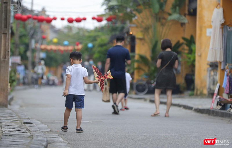 Một gia đình tản bộ trên phố cổ Hội An