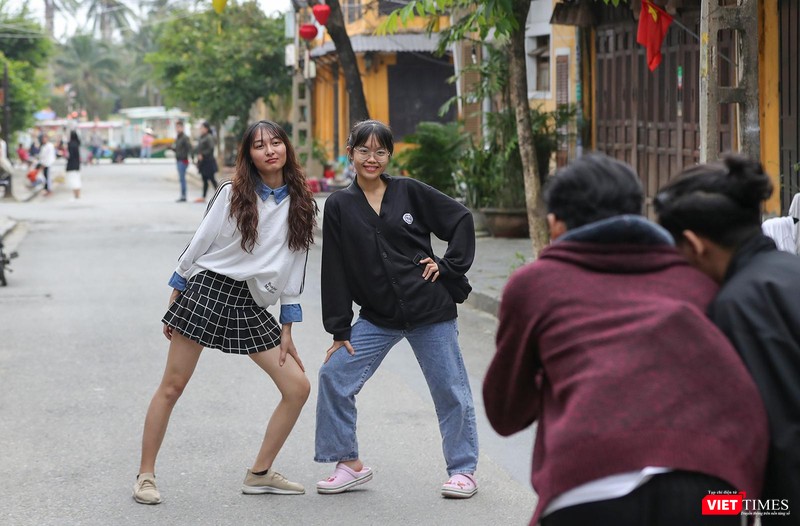 Một nhóm bạn trẻ "checkin Hội An"