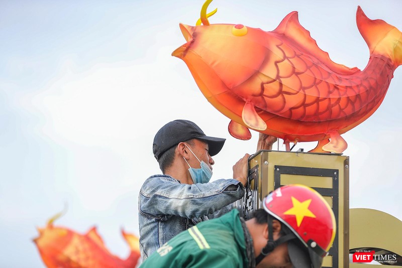 Công nhân điện chiếu sáng lắp đèn trang trí