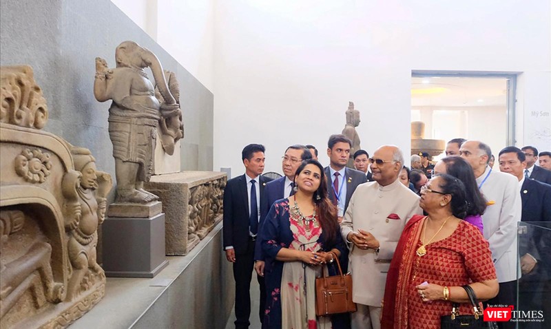 Tổng thống Ấn Độ và phu nhân dừng chân thưởng lãm tác phẩm trong chuyến thăm Bảo tàng Chăm (Đà Nẵng) vào tháng 11/2018.