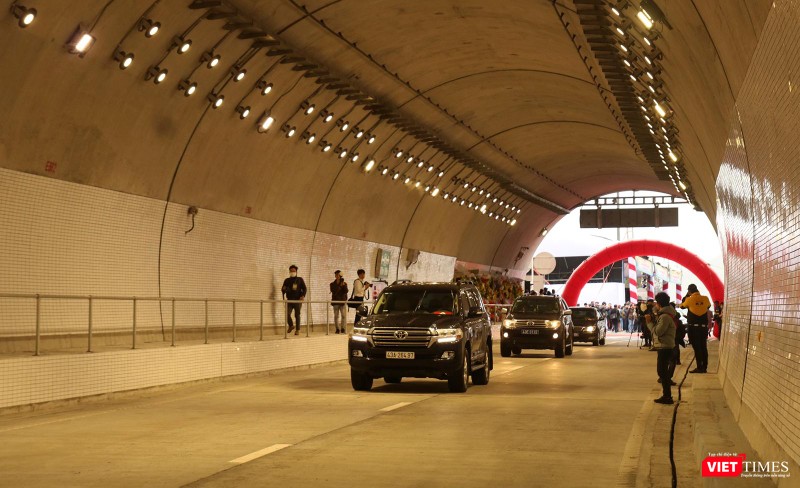 Những lượt xe đầu tiên đi qua hầm Hải Vân 2