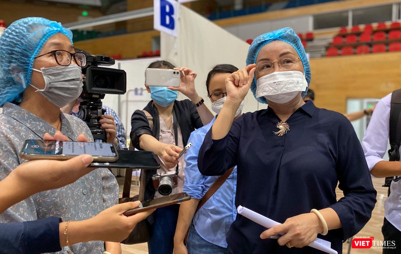 Bà Ngô Thị Kim Yến – Giám đốc Sở Y tế TP Đà Nẵng (bên phải) kiểm tra công tác chuẩn bị tại Bệnh viện dã chiến Tiên Sơn Bà Ngô Thị Kim Yến – Giám đốc Sở Y tế TP Đà Nẵng (bên phải) kiểm tra công tác chuẩn bị tại Bệnh viện dã chiến Tiên Sơn