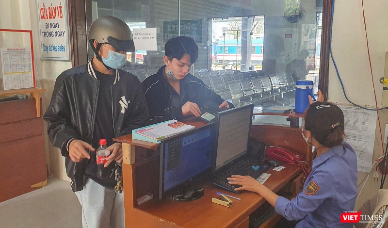 Nhân viên Ga đường sắt Đà Nẵng hướng dẫn hành khách mua vé Nhân viên Ga đường sắt Đà Nẵng hướng dẫn hành khách mua vé
