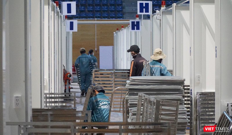 Giường bệnh cũng được tập kết lại khu vực hành lang