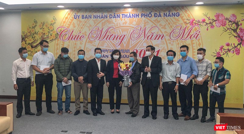 Bí thư Thành uỷ Đà Nẵng và Chủ tịch UBND TP Đà Nẵng chụp ảnh lưu niệm cùng đoàn bác sĩ Đà Nẵng lên đường chi viện cho Gia Lai Bí thư Thành uỷ Đà Nẵng và Chủ tịch UBND TP Đà Nẵng chụp ảnh lưu niệm cùng đoàn bác sĩ Đà Nẵng lên đường chi viện cho Gia Lai