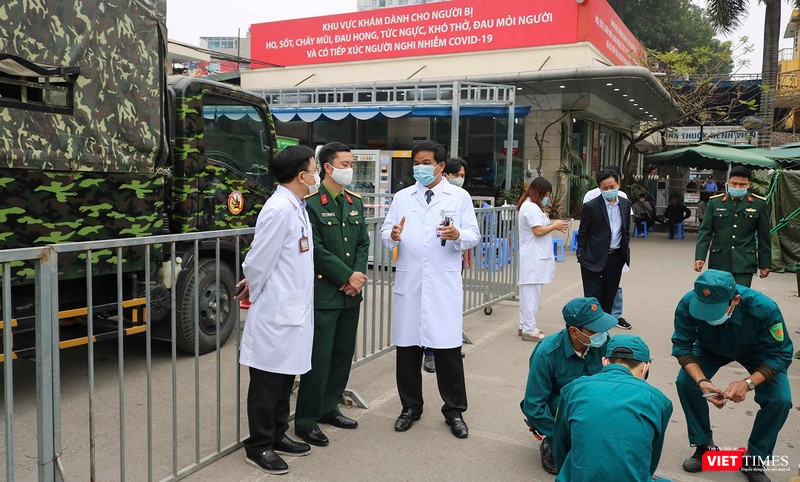 Các bác sĩ Bệnh viện dã Bạch Mai và cán bộ Bộ Tư lệnh Thủ đô Hà Nội phối hợp hoàn thành xây dựng Bệnh viện dã chiến Bạch Mai (Ảnh Đỗ Hằng)