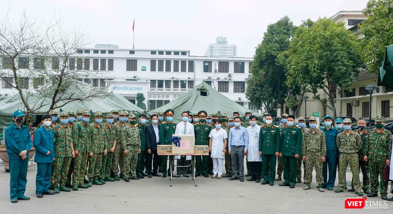 Các bác sĩ Bệnh viện dã Bạch Mai và cán bộ Bộ Tư lệnh Thủ đô Hà Nội chụp ảnh lưu niệm sau khi hoàn thành xây dựng Bệnh viện dã chiến Bạch Mai (Ảnh Đỗ Hằng)