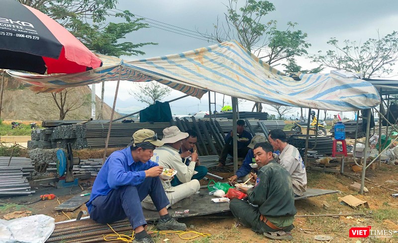 Bữa ăn giữa ca ngay tại công trình của công nhân