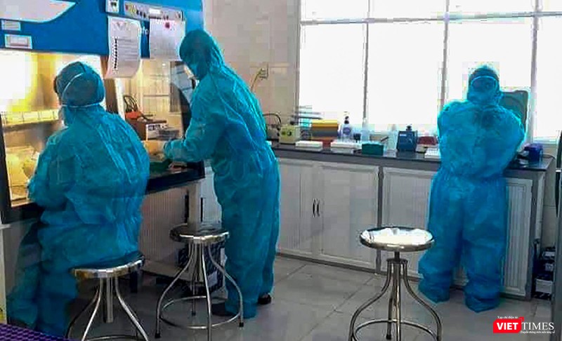 Nhân viên y tế Gia Lai thực hiện xét nghiệm SARS-CoV-2 bằng phương pháp Real-time PCR (Ảnh: TTGDSK - CDC Gia Lai)