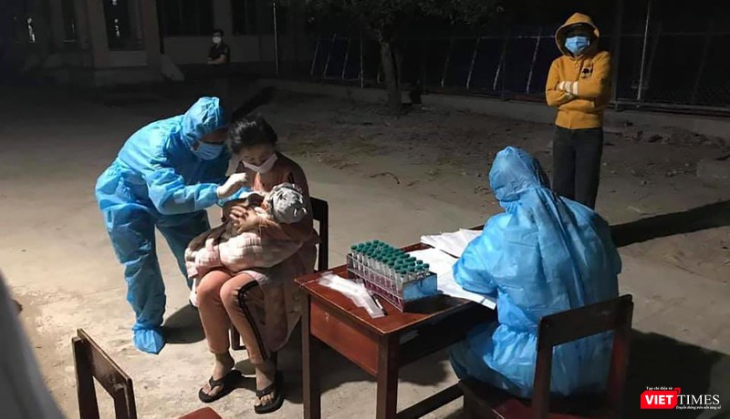 Lực lượng y tế lẫy mẫu xét nghiệm cho người dân trong đê (Ảnh: TTGDSK - CDC Gia Lai)