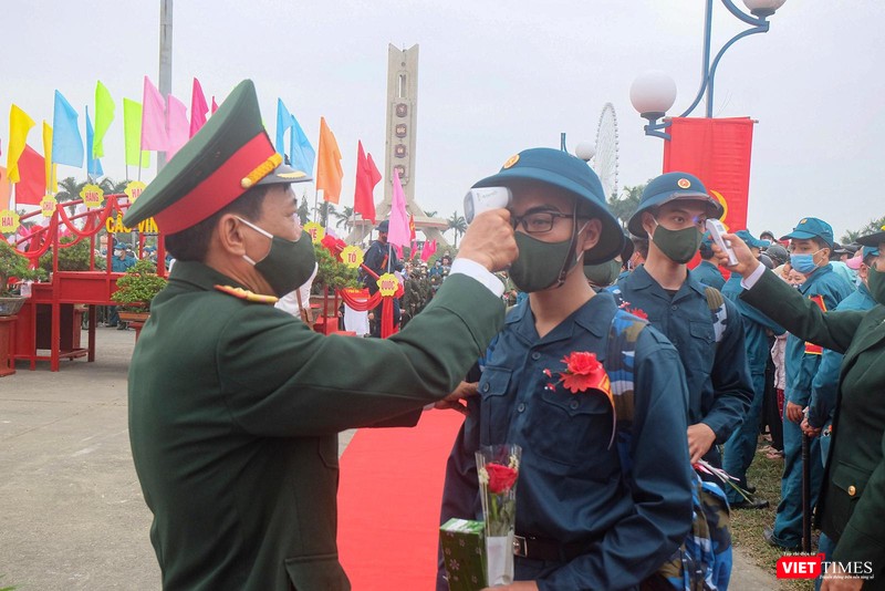 Tất cả tân binh được đo nhiệt độ trước khi đi về đơn vị