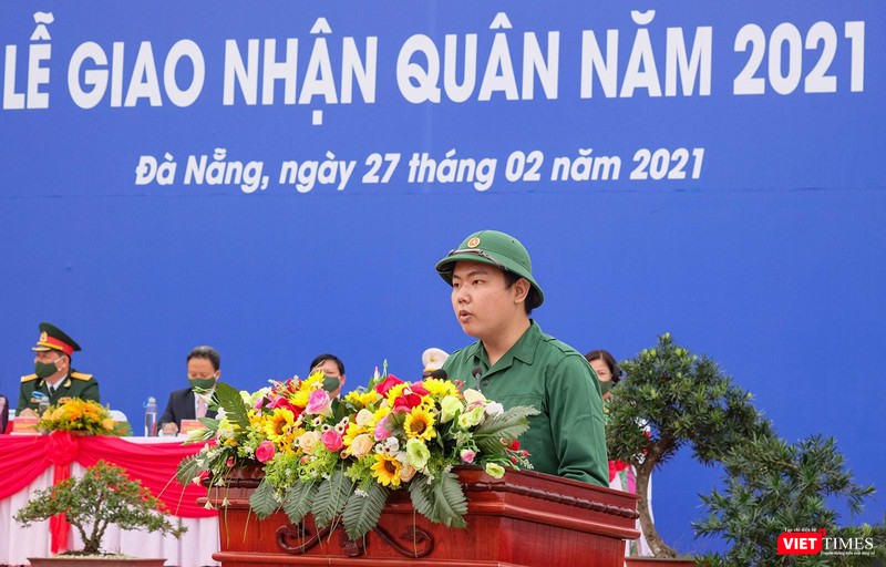 Tân binh Đoàn Ngọc Khánh Huy (quận Hải Châu) thay mặt các tân binh trong đợt tuyển quân năm 2021 phát biểu trước giờ lênd đường làm nghĩa vụ