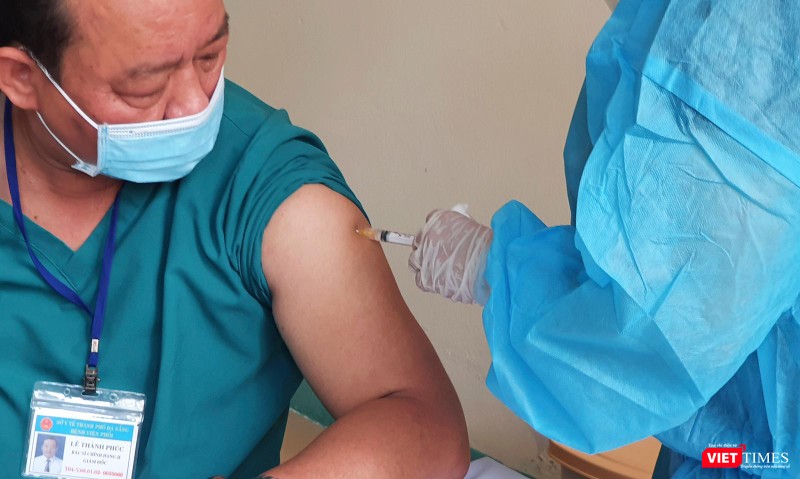 Bác sĩ Lê Thành Phúc - Giám đốc Bệnh viện Phổi Đà Nẵng - được nhân viên y tế tiêm vaccine COVID-19