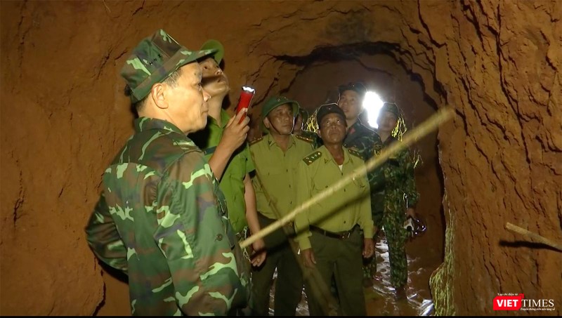 Lực lượng quân đội của Bộ Chỉ huy Quân sự TP Đà Nẵng lên phương án đánh sập các hầm vàng khai thác trái phép (Ảnh Bộ CHQS cung cấp)