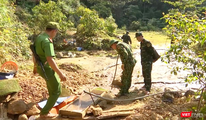 Lực lượng quân đội kiểm tra tại lán trại khai thác vàng trái phép (ảnh Bộ CHQS cung cấp)