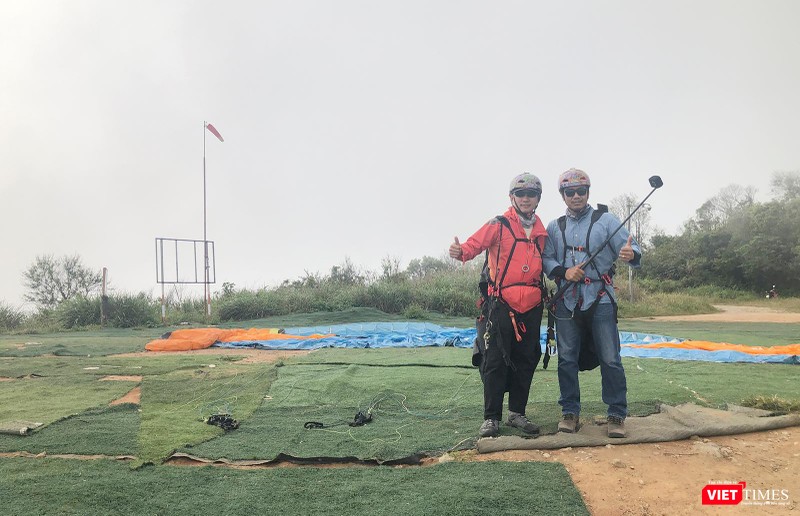 Chụp ảnh cùng phi công của Câu lạc bộ dù bay Đà Nẵng