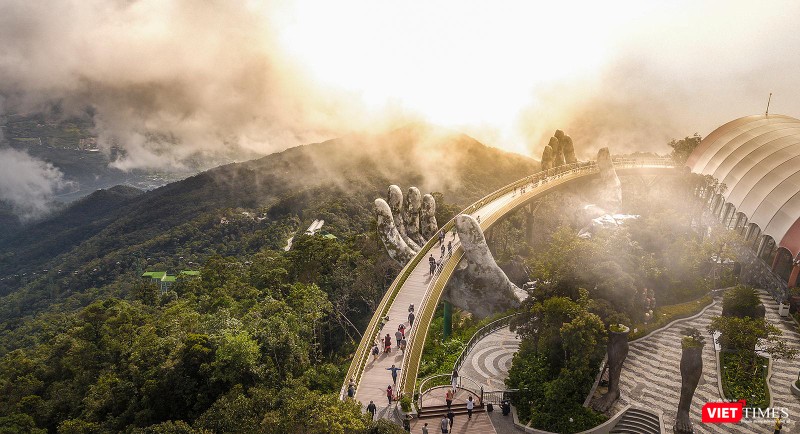 Cầu Vàng tại Khu du lịch Sunworld Bà Nà Hills Đà Nẵng