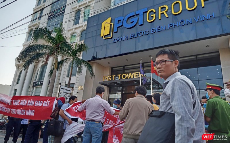 Khách hàng mua sản phẩm tại dự án New Danang City tập trung giăng băng rôn đòi sổ trước toà nhà PGT Tower (Đà Nẵng)