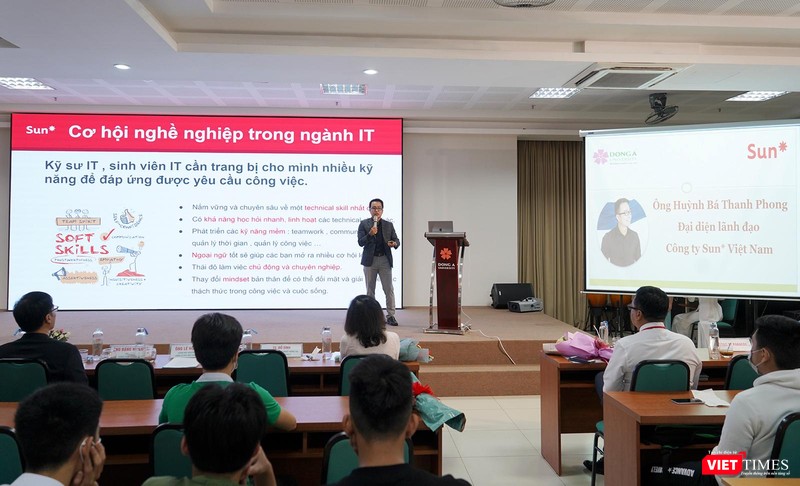 Ông Huỳnh Bá Thanh Phong – đại diện Công ty Sun* chia sẻ cơ hội việc làm trong nước và nước ngoài đối với sinh viên ngành CNTT , phần mềm