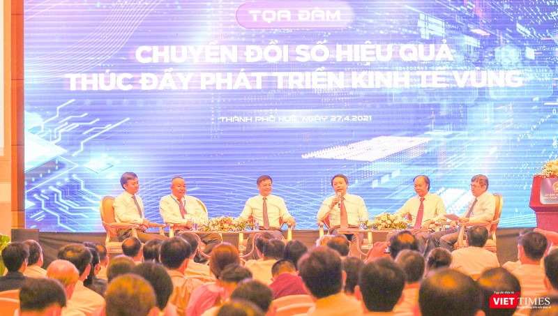 Trong khuôn khổ sự kiện khai mạc Tuần lễ Chuyển đổi số - Huế 2021, các chuyên gia tham gia toạ đàm mang chù đề "Chuyển đổi số hiệu quả thúc đẩy phát triển kinh tế vùng"