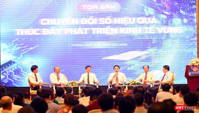 Các chuyên gia, các nhà quản lý tại toạ đàm trong khuôn khổ “Tuần lễ Chuyển đổi số - Huế 2021”
