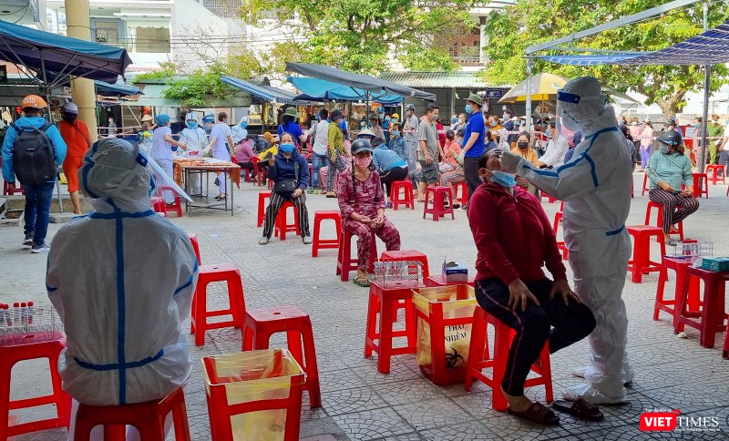 Lực lượng y tế lấy mẫu xét nghiệm COVID-19 trên diện rộng tại Đà Nẵng