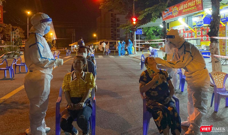 Lực lượng y tế lấy mẫu xét nghiệm COVID-19 cho người dân và công nhân tại Khu công nghiệp An Đồn Đà Nẵng Lực lượng y tế lấy mẫu xét nghiệm COVID-19 cho người dân và công nhân tại Khu công nghiệp An Đồn Đà Nẵng