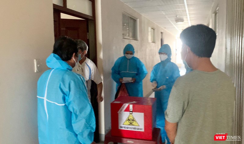 Tại các khu cách ly, thùng phiếu được đưa đến tận nơi (Ảnh Khánh Hưng)