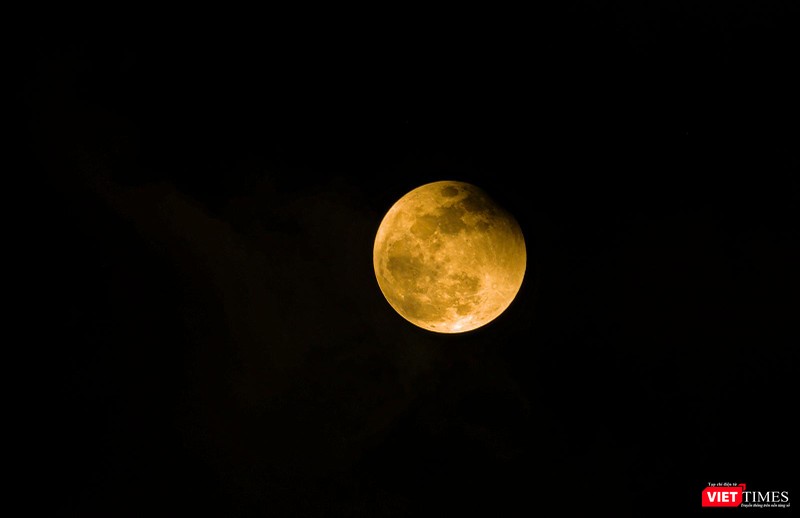 Đến khoảng 20h10, mặt trăng dần trở lại bình thường